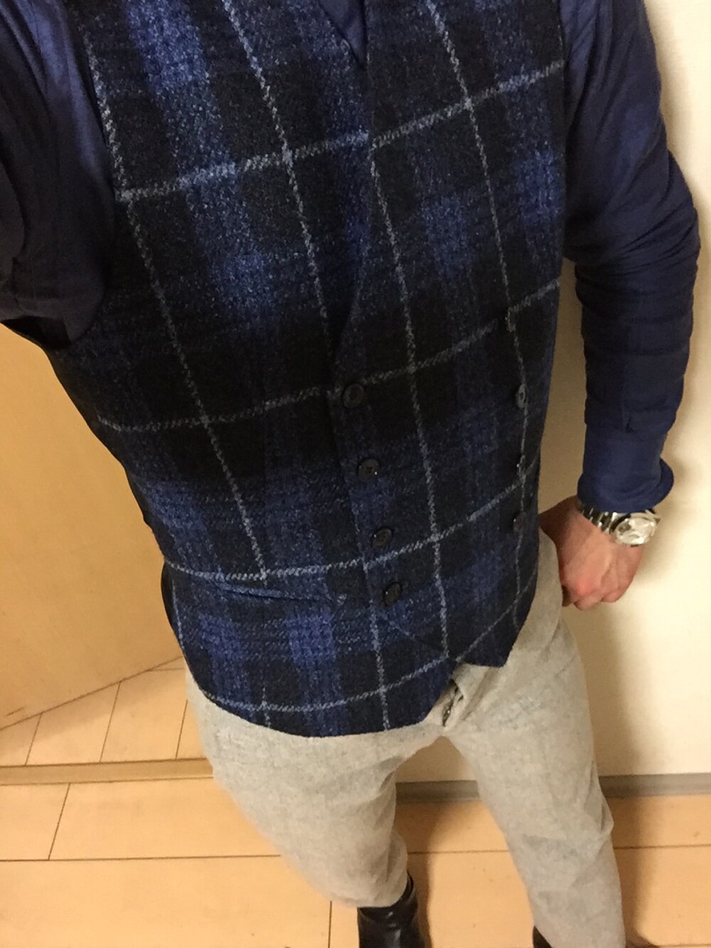 パープル系のシャツ/ブラウス、パープル系のスーツベスト、グレー系のその他パンツを着用したメンズの冬コーディネートの1枚目の写真