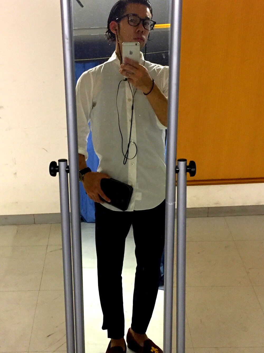 ホワイト系のシャツ/ブラウス、パープル系のスラックス、レッド系のドレスシューズを着用したメンズの夏コーディネートの1枚目の写真