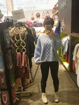 「KBF（ケイビーエフ）のアイテム（ニット/セーター、ブルー系）」を使った、Annie さん（レディース・158cm）の冬コーディネート