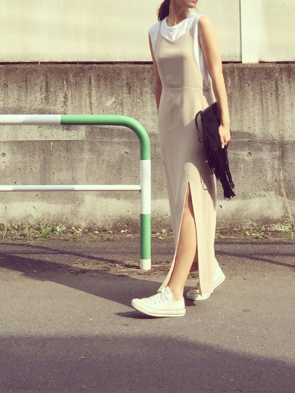 「キャミワンピ、ワンピース、休日スタイル」｜「MACPHEEのアイテム（Tシャツ/カットソー、ホワイト系）」を使った、hito.wearさん（レディース・164cm）の夏コーディネートの1枚目の写真