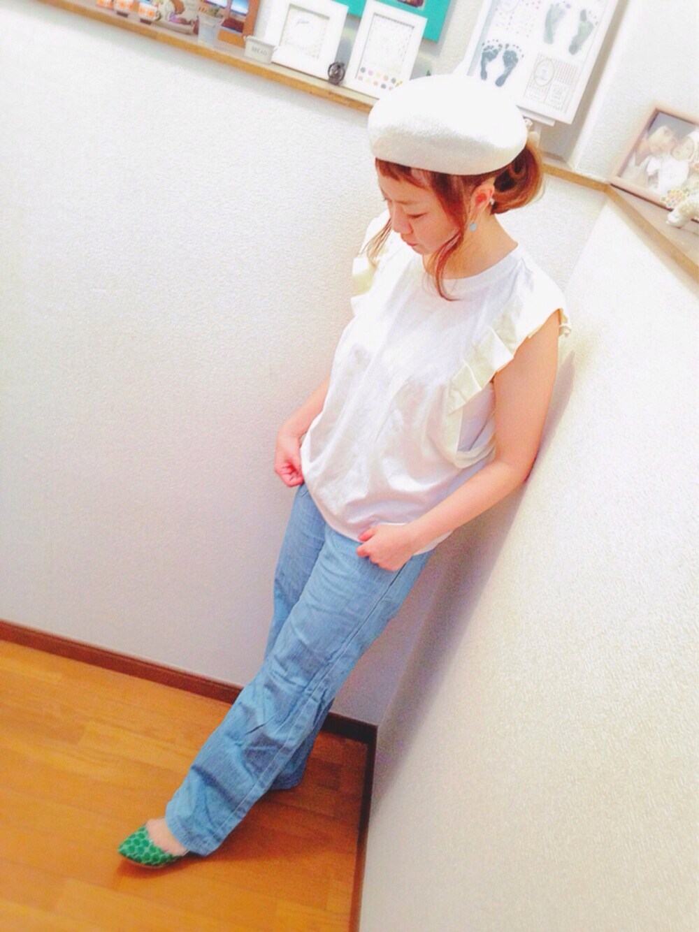 その他のTシャツ/カットソー、ブルー系のデニムパンツ、グリーン系のパンプスを着用したレディースの夏コーディネートの1枚目の写真