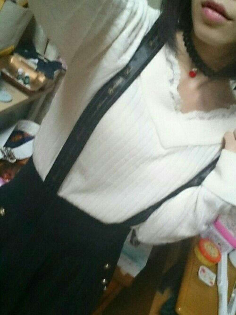 ホワイト系のニット/セーター、ブラック系のその他パンツ、ブラック系のネックレスを着用したレディースの秋コーディネートの1枚目の写真