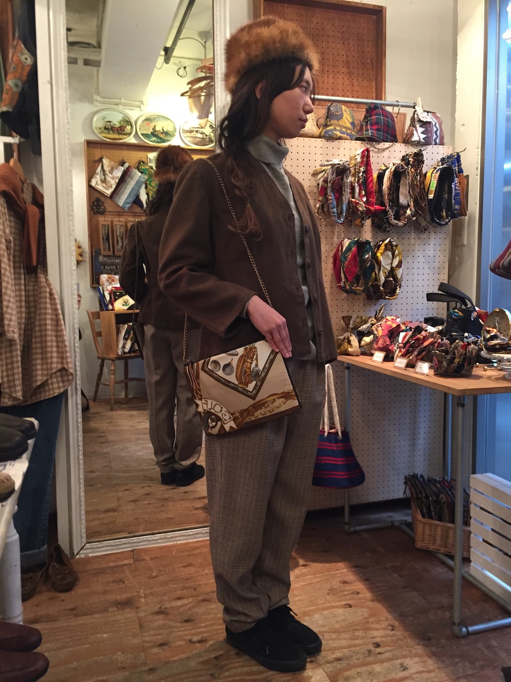 「Leah-K、Rema-K、ヨーロッパ古着、チェーンバッグ、千鳥格子、原宿、フランス軍」｜「Leah-Kのアイテム（ニット/セーター、グレー系）」を使った、Leah-Kさん（レディース・164cm）の冬コーディネートの1枚目の写真