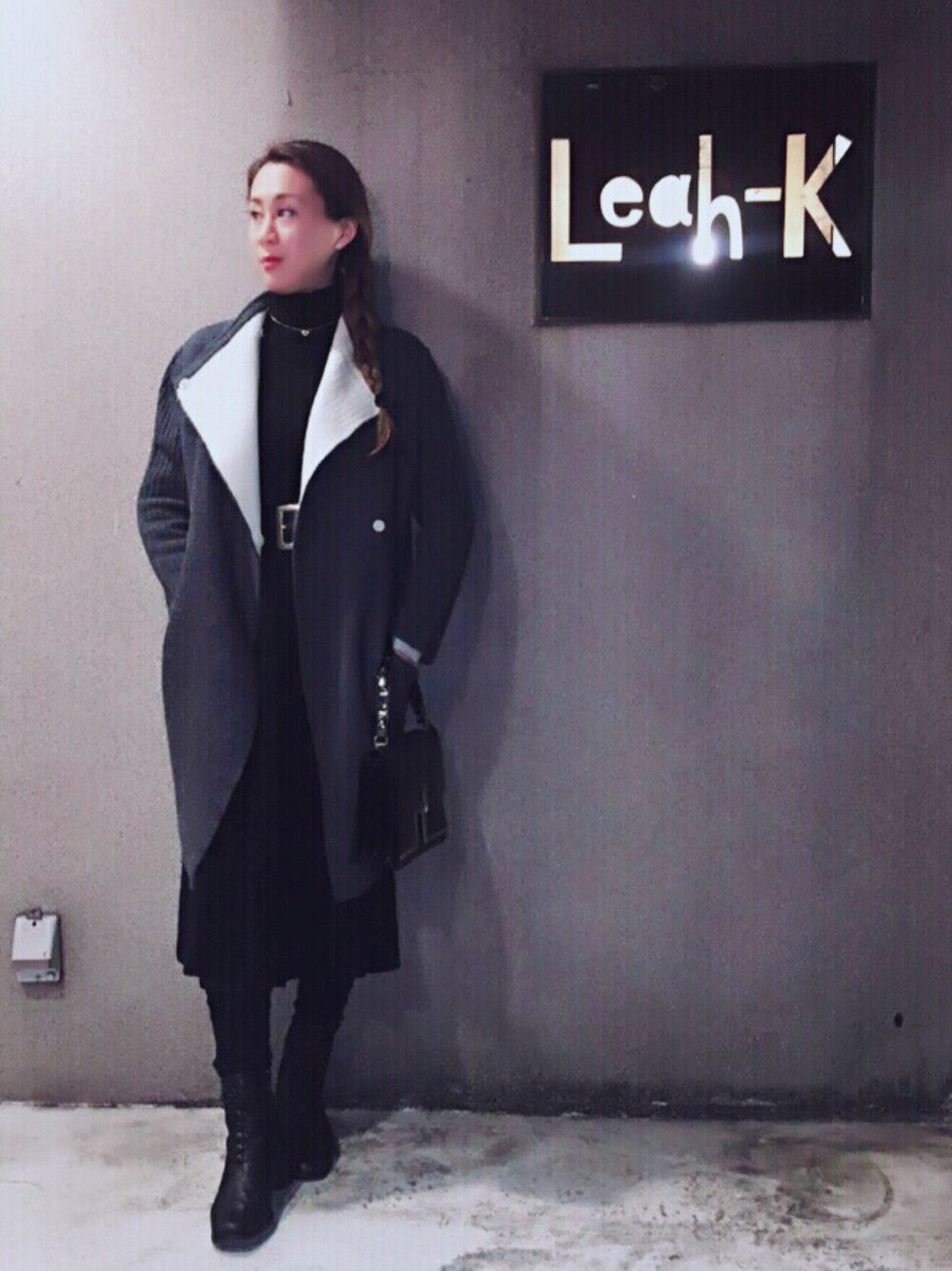 「Leah-K、ニットコート、バック、vintage、冬、チャコールグレー、black、leahknakameguro、leahkarisa、ショートブーツ」｜「Leah-K 中目黒のアイテム（その他アウター、その他）」を使った、Leah-Kさん（レディース・166cm）の冬コーディネートの1枚目の写真