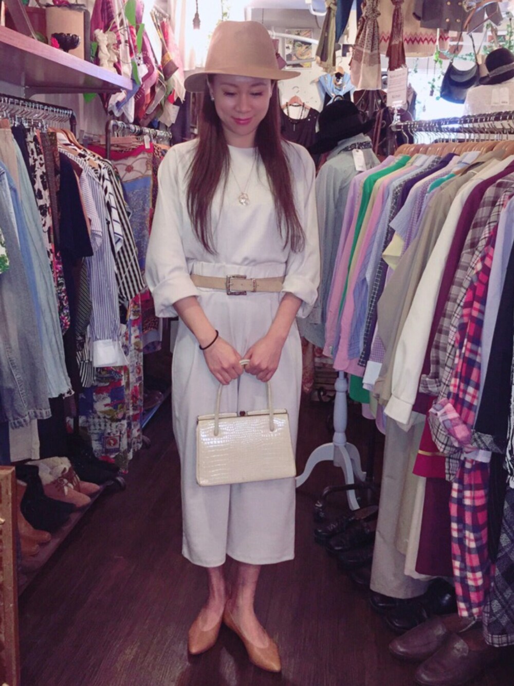 「Leah-K、大人カジュアル、セットアップ、スエット、ベージュ、ベージュコーデ、春、古着屋、leahknakameguro、leahkarisa」｜「Leah-K 中目黒のアイテム（ハット、ベージュ系）」を使った、Leah-Kさん（レディース・166cm）の冬コーディネートの1枚目の写真