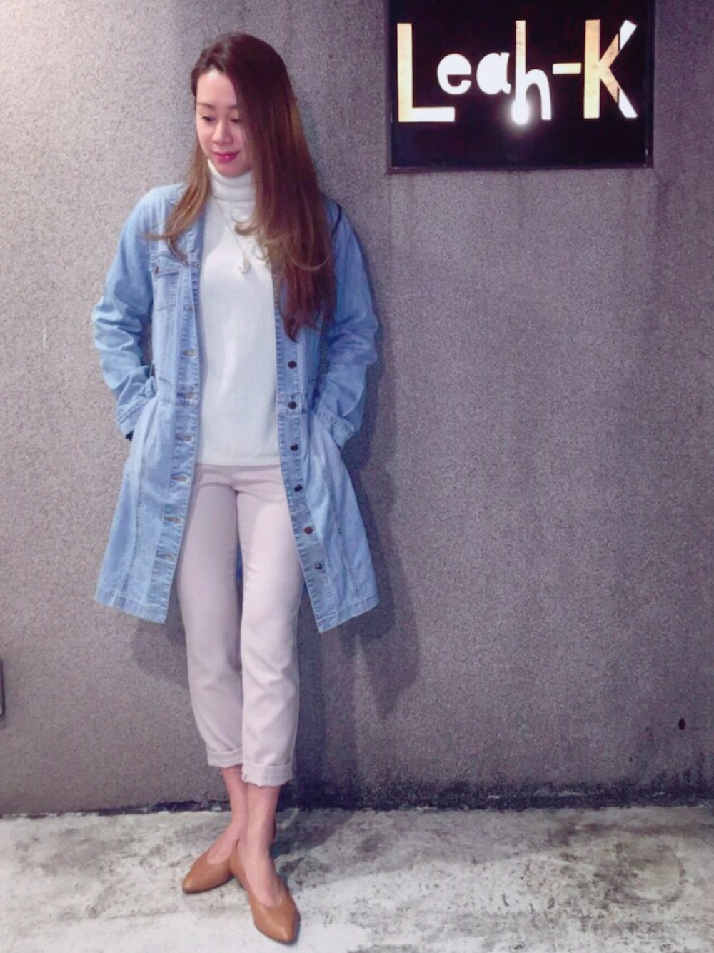 その他のその他アウター、ベージュ系のその他パンツ、その他のパンプスを着用したレディースの冬コーディネートの1枚目の写真