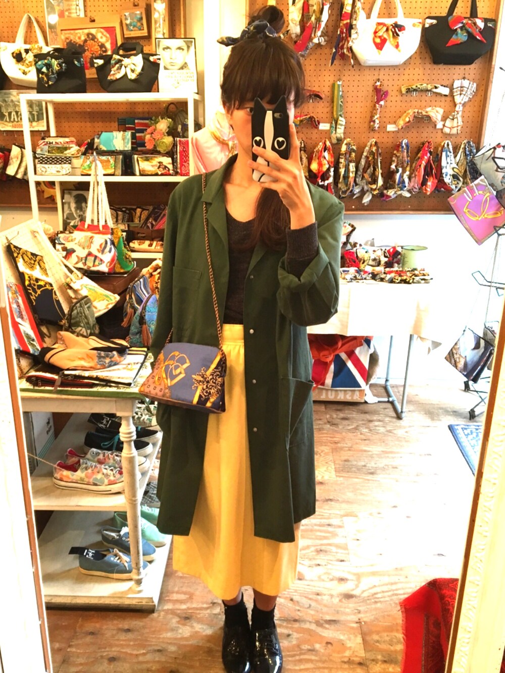 「Leah-K、Rema-K、ヴィンテージ、シンプルコーデ、春、スカート、ワークコート、カーキアウター、原宿」｜「Rema-Kのアイテム（シュシュ、ブルー系）」を使った、Leah-Kさん（レディース・164cm）の春コーディネートの1枚目の写真