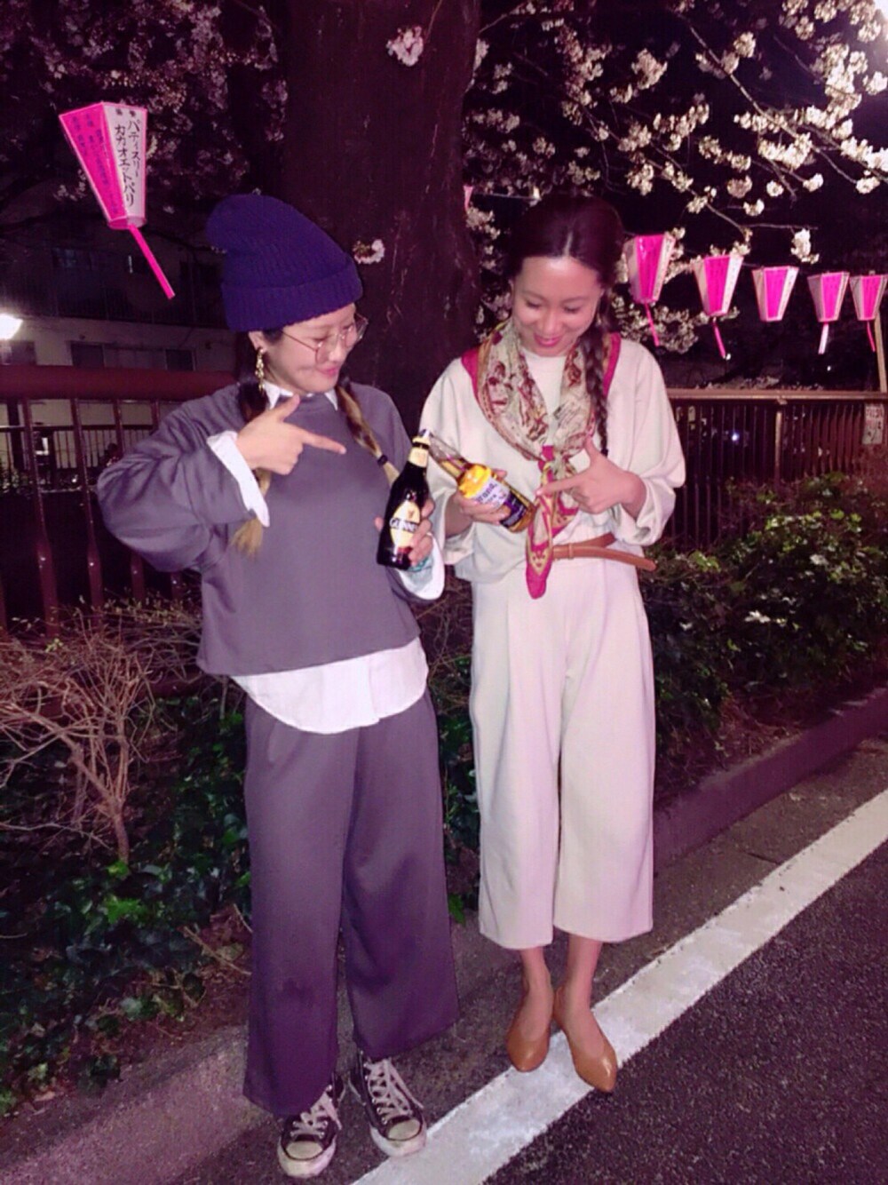 ベージュ系のセットアップ、ベージュ系のパンプス、その他のその他を着用したレディースの春コーディネートの1枚目の写真