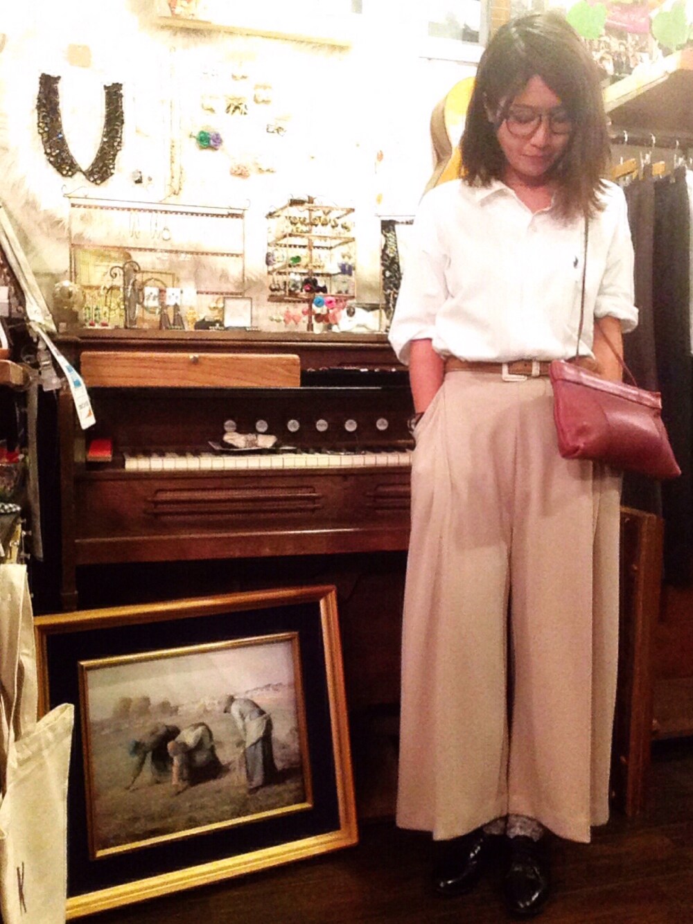 ホワイト系のシャツ/ブラウス、ベージュ系のその他パンツ、レッド系のバッグを着用したレディースの夏コーディネートの1枚目の写真