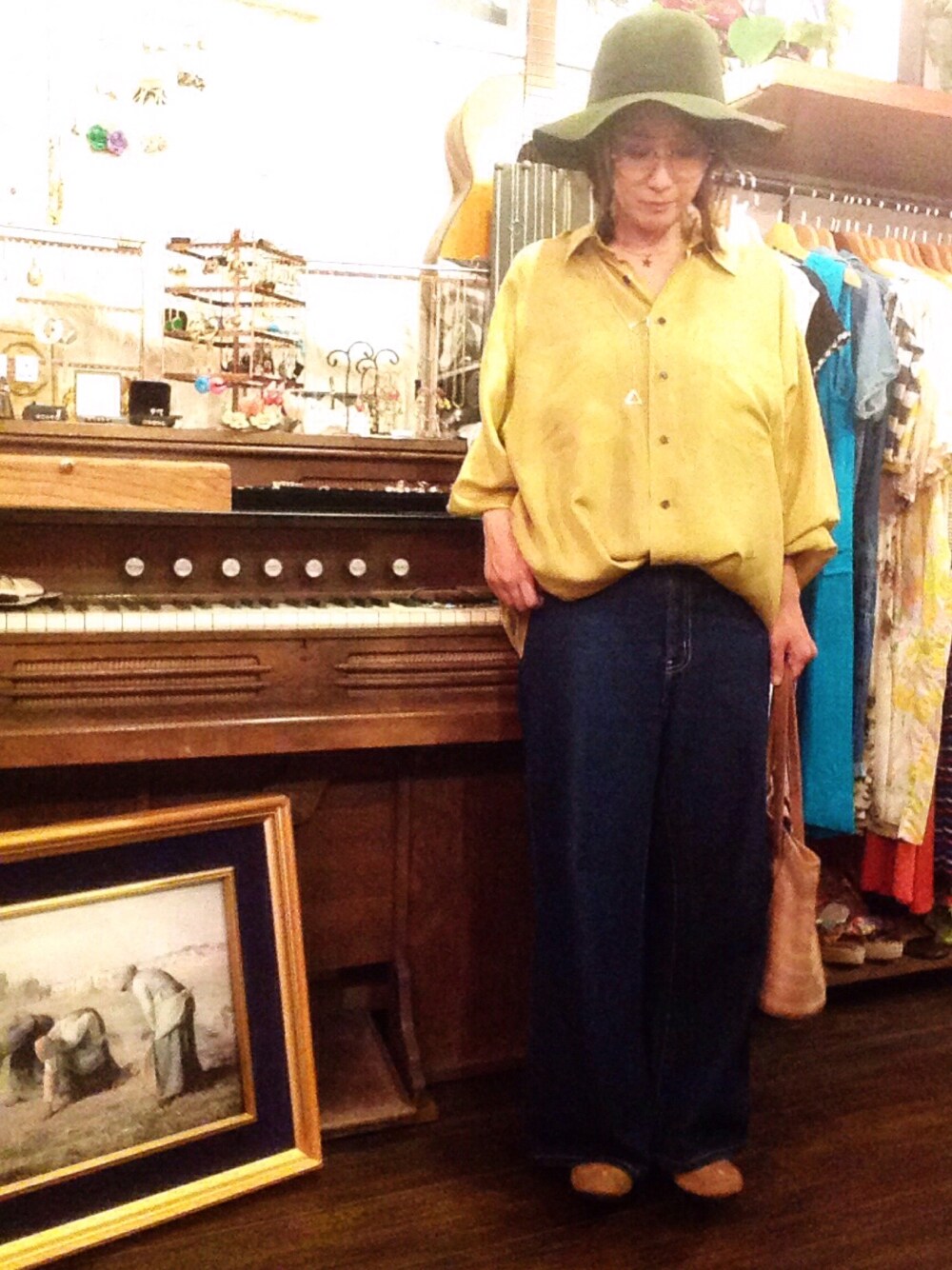 「Leah-K、leahknakameguro、古着、vintage、シルク、ハット、秋コーデ、シャツスタイル、ビッグシルエット、カジュアル」｜「Leah-Kのアイテム（シャツ/ブラウス、イエロー系）」を使った、Leah-Kさん（レディース・154cm）の秋コーディネートの1枚目の写真