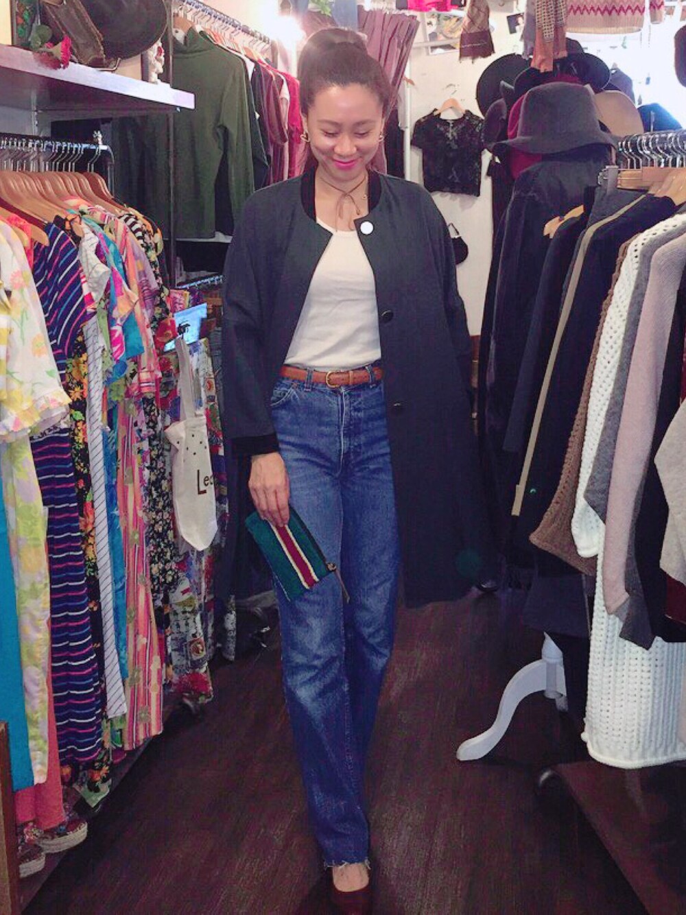 グリーン系のジャケット/アウター、その他のバッグ、その他のデニムパンツを着用したレディースの秋コーディネートの1枚目の写真