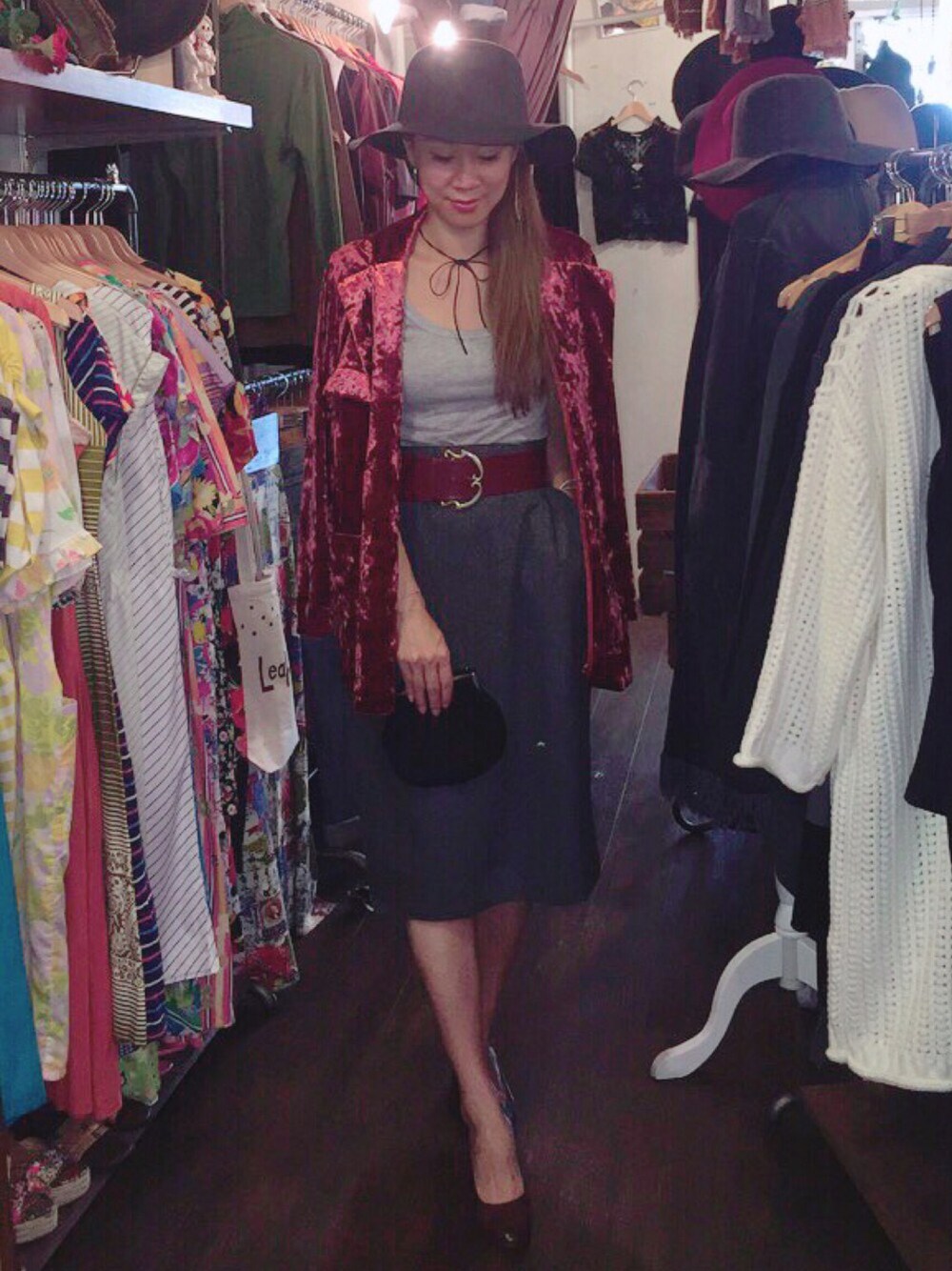 レッド系のその他アウター、グレー系のスカート、ブラウン系のパンプスを着用したレディースの秋コーディネートの1枚目の写真