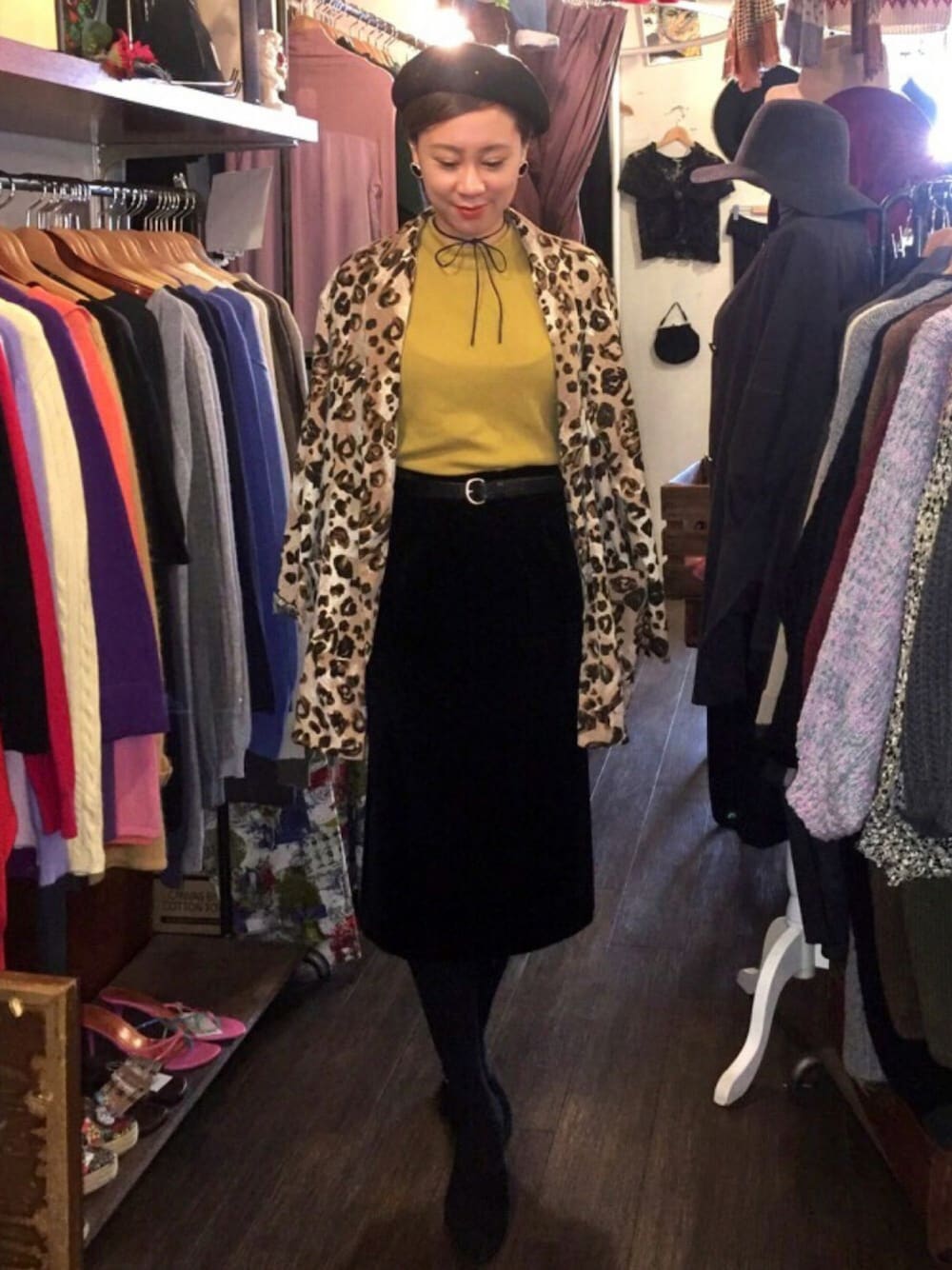 その他のジャケット/アウター、ブラック系のスカート、ブラック系のベルトを着用したレディースの秋コーディネートの1枚目の写真