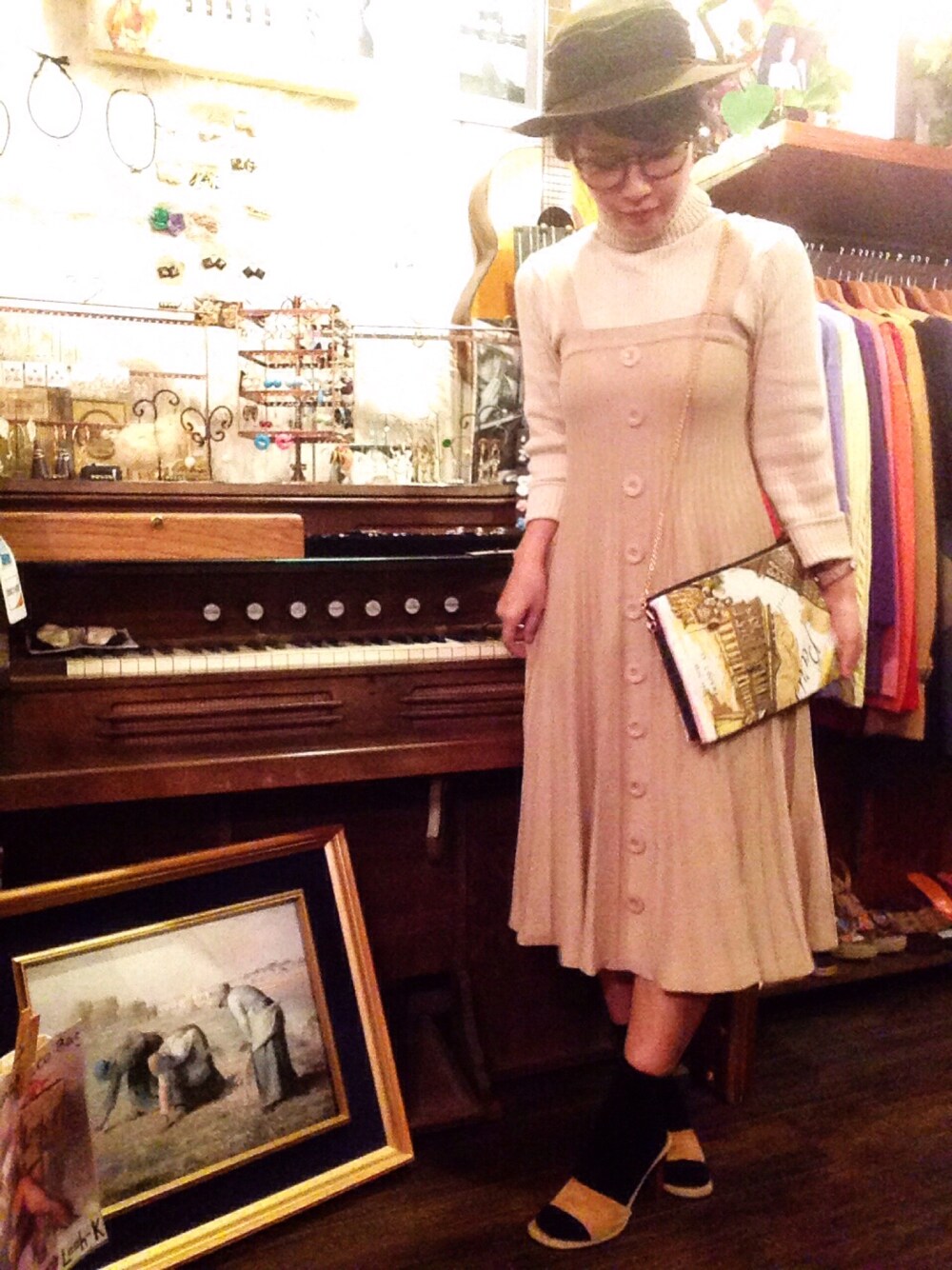 ベージュ系のワンピース、ベージュ系のショルダーバッグ、ブラウン系のハットを着用したレディースの秋コーディネートの1枚目の写真