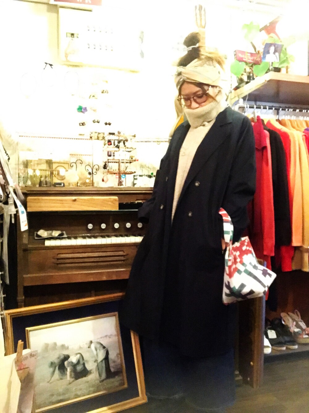 ブルー系のトレンチコート、その他のトートバッグ、シルバー系のネックレスを着用したレディースの秋コーディネートの1枚目の写真