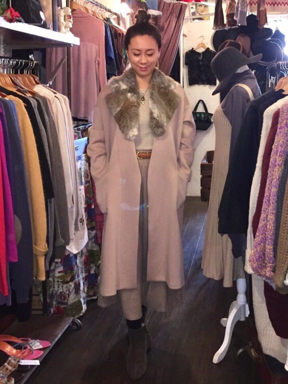 ベージュ系のジャケット/アウター、ブラウン系のその他、ゴールド系のピアス（両耳用）を着用したレディースの秋コーディネートの1枚目の写真