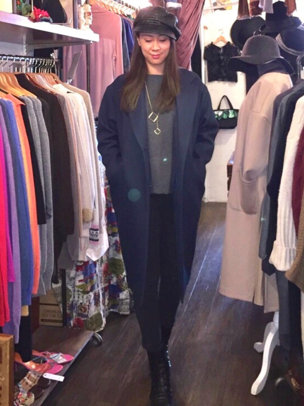 ブルー系のチェスターコート、ゴールド系のネックレスを着用したレディースの秋コーディネートの1枚目の写真