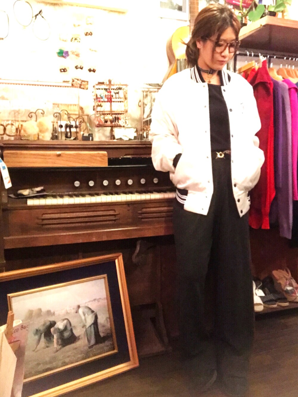 ホワイト系のスタジャン、グレー系のその他パンツ、ブラック系のシューズを着用したレディースの秋コーディネートの1枚目の写真