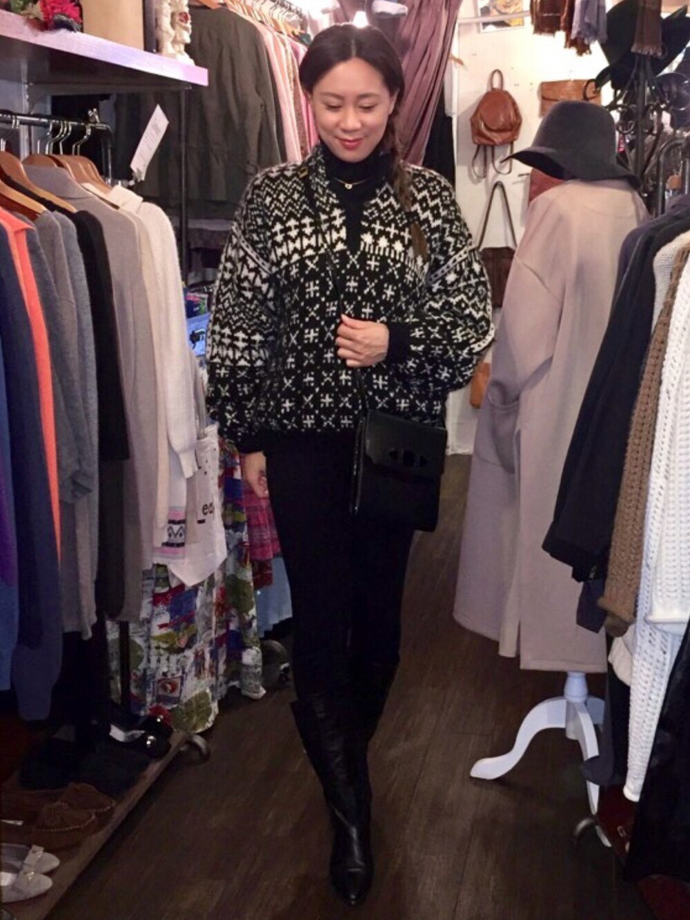 その他のニット/セーター、ブラック系のショルダーバッグ、ブラック系のブーツを着用したレディースの秋コーディネートの1枚目の写真