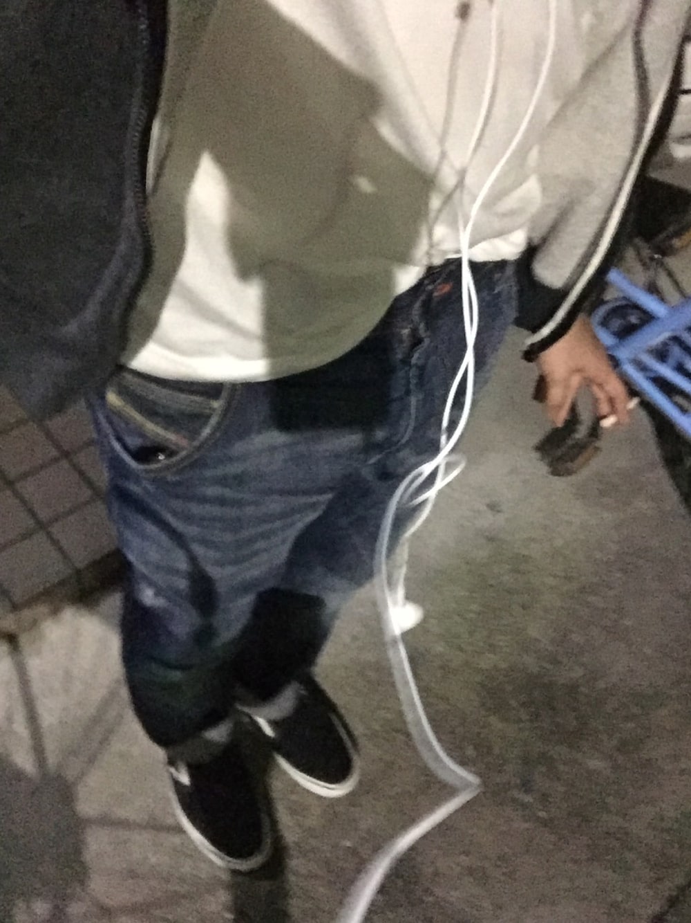 「UNIQLOのMEN スーピマコットンVネックT（半袖）（Tシャツ/カットソー、ホワイト系）」を使った、ゆうすけさん（メンズ・165cm）の秋コーディネートの1枚目の写真