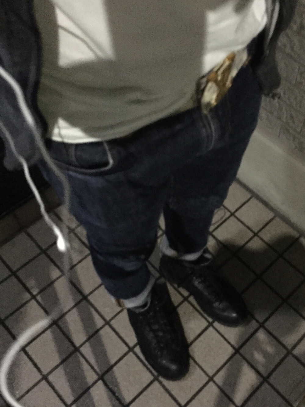 「UNIQLOのMEN スーピマコットンVネックT（半袖）（Tシャツ/カットソー、ホワイト系）」を使った、ゆうすけさん（メンズ・165cm）の秋コーディネートの1枚目の写真
