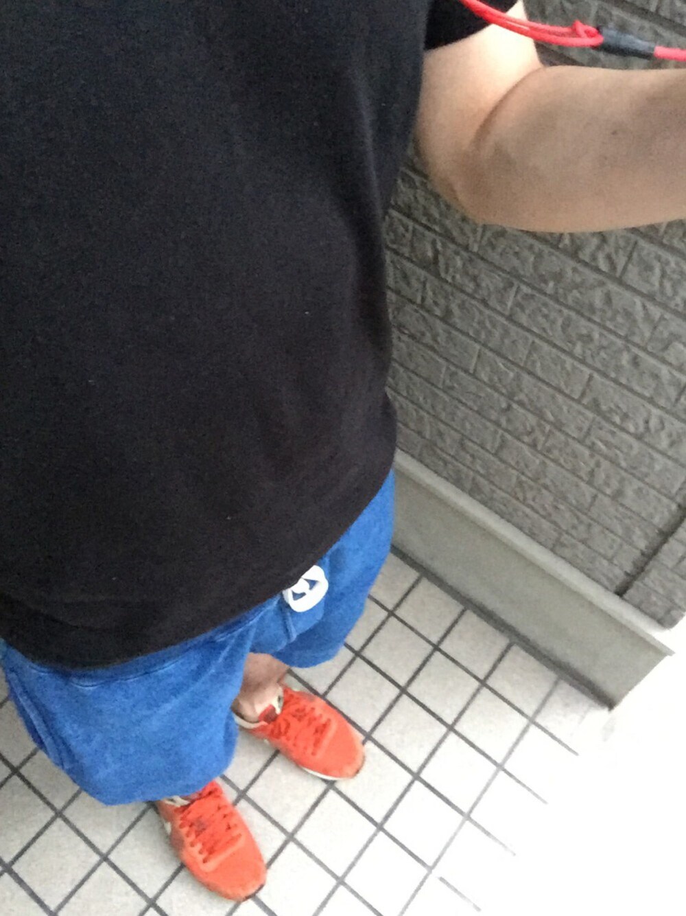 「LACOSTEのベーシック Ｖネック Tシャツ （半袖）（Tシャツ/カットソー、ブラック系）」を使った、ゆうすけさん（メンズ・165cm）の夏コーディネートの1枚目の写真