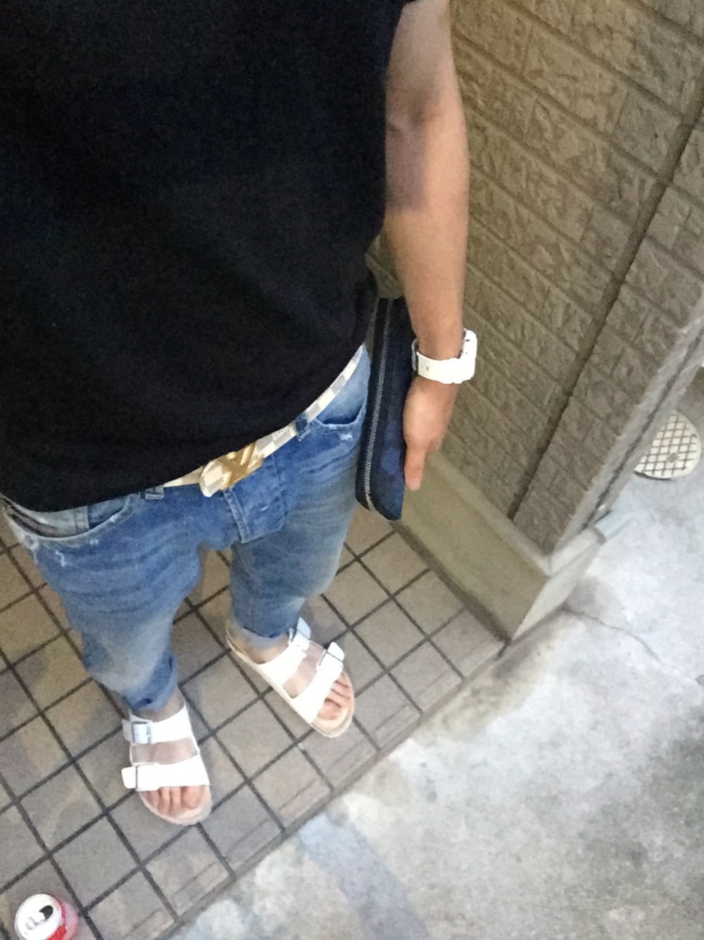 「UNIQLOのMEN スーピマコットンVネックT（半袖）（Tシャツ/カットソー、ブラック系）」を使った、ゆうすけさん（メンズ・165cm）の夏コーディネートの1枚目の写真