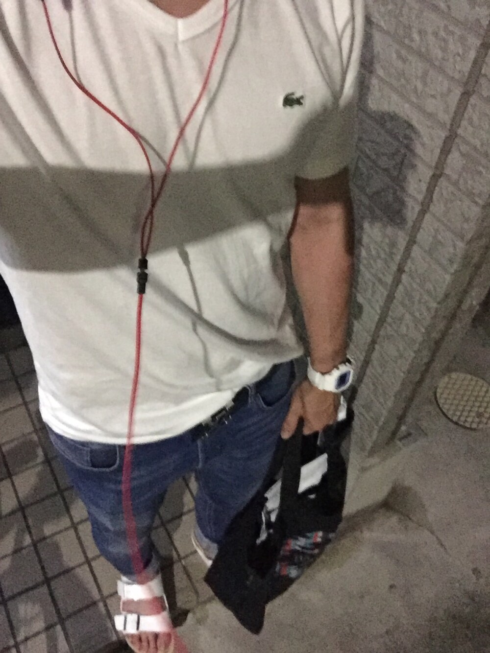 「LACOSTEのベーシック Ｖネック Tシャツ （半袖）（Tシャツ/カットソー、ブラック系）」を使った、ゆうすけさん（メンズ・165cm）の夏コーディネートの1枚目の写真