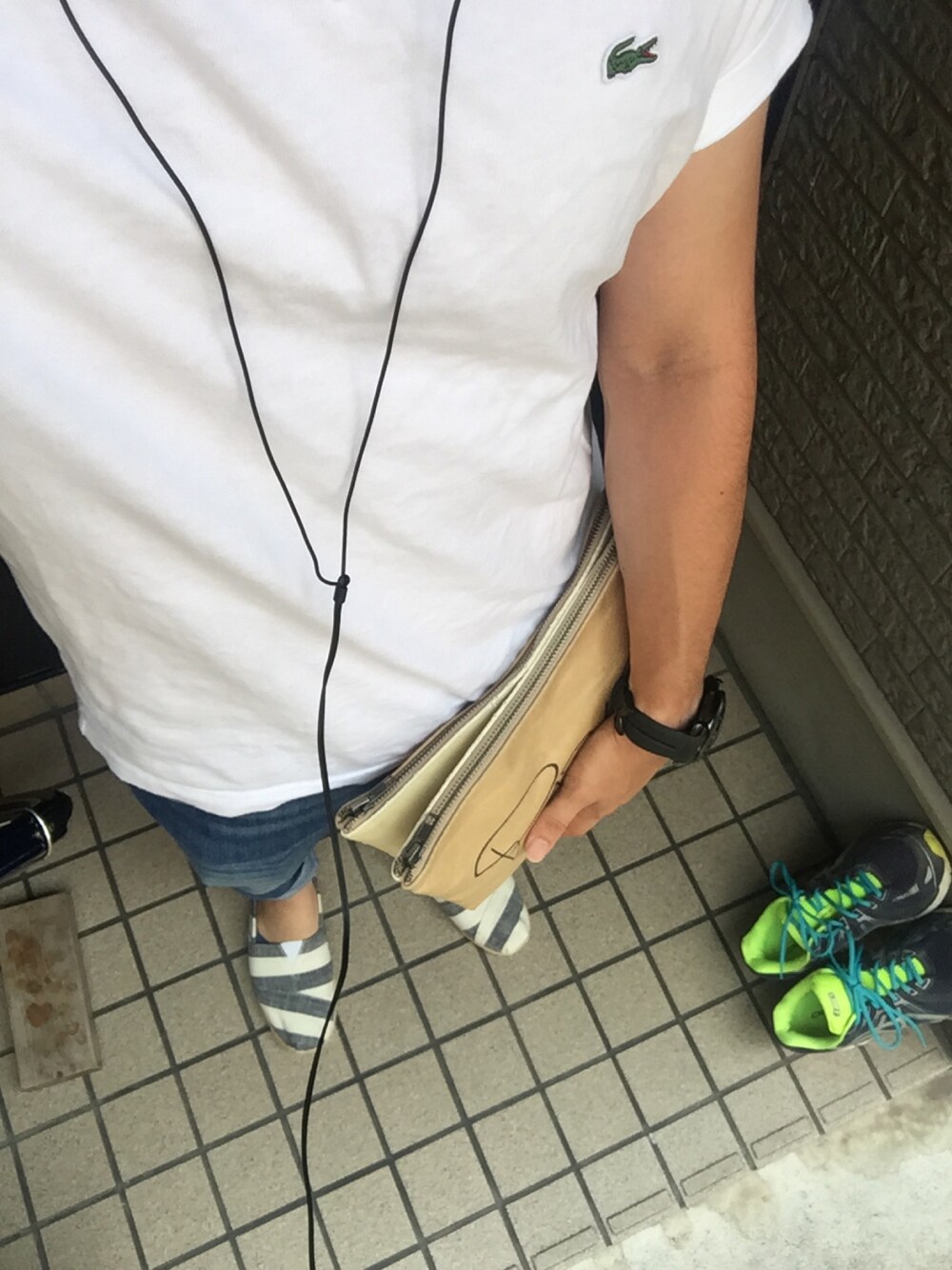 「LACOSTEのベーシック Ｖネック Tシャツ （半袖）（Tシャツ/カットソー、ブラック系）」を使った、ゆうすけさん（メンズ・165cm）の夏コーディネートの1枚目の写真