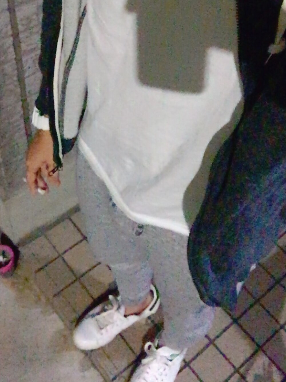 「LACOSTEのベーシック Ｖネック Tシャツ （半袖）（Tシャツ/カットソー、ブラック系）」を使った、ゆうすけさん（メンズ・165cm）の秋コーディネートの1枚目の写真