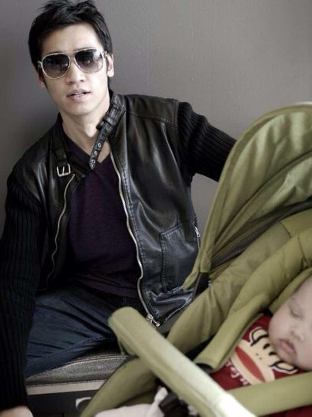 「dad、baby」｜「ZARAのアイテム（ノーカラージャケット、ブラック系）」を使った、Kenneth W K Wuさん（メンズ・190cm）の秋コーディネートの1枚目の写真