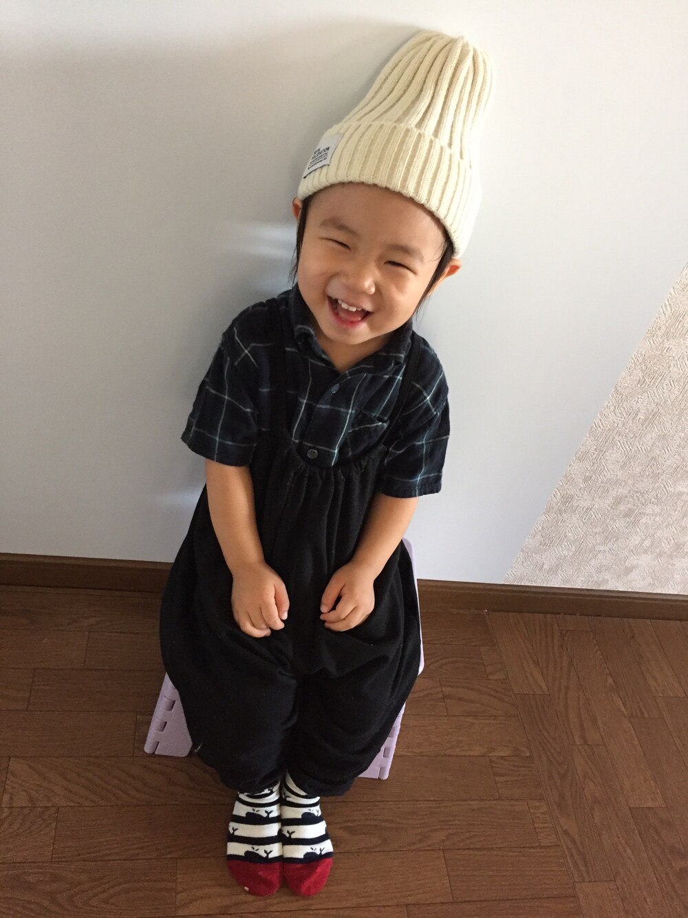 「2歳、サロペット、オールインワン、シャツ、ニット帽、クジラ柄、笑顔」｜「古着のアイテム（シャツ/ブラウス、グリーン系）」を使った、A&Hさん（キッズ・90cm）の秋コーディネートの1枚目の写真
