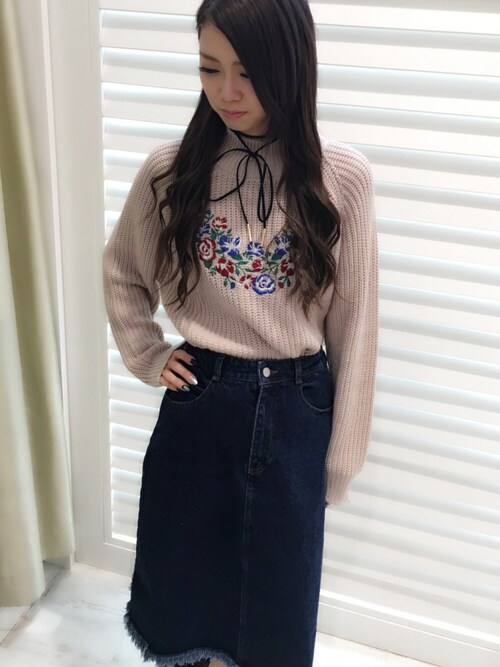デニムスカートでフェミニンに