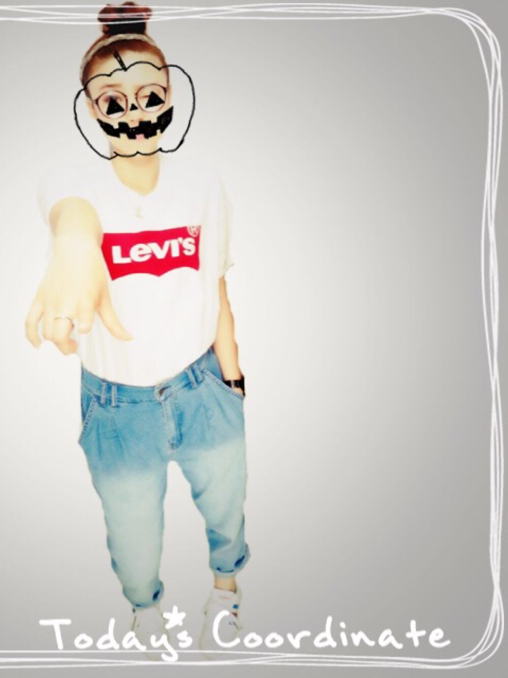「Levi'sのグラフックセットインネックTシャツ（Tシャツ/カットソー、ホワイト系）」を使った、haruさん（レディース・157cm）の春コーディネートの1枚目の写真