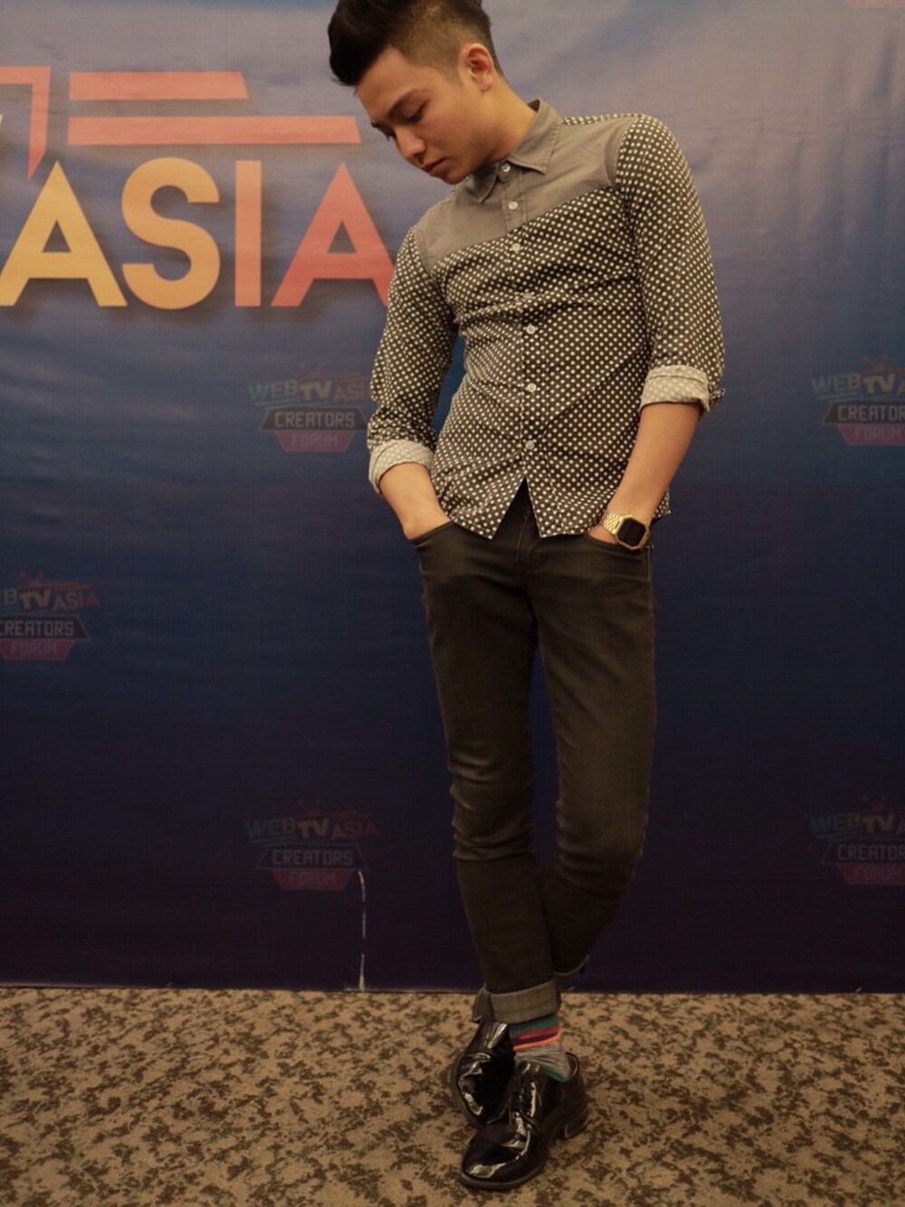 「webtvasia2015、malaysia」｜「NIXONのアイテム（アナログ腕時計、ゴールド系）」を使った、Hao Huangさん（メンズ・162cm）の秋コーディネートの1枚目の写真