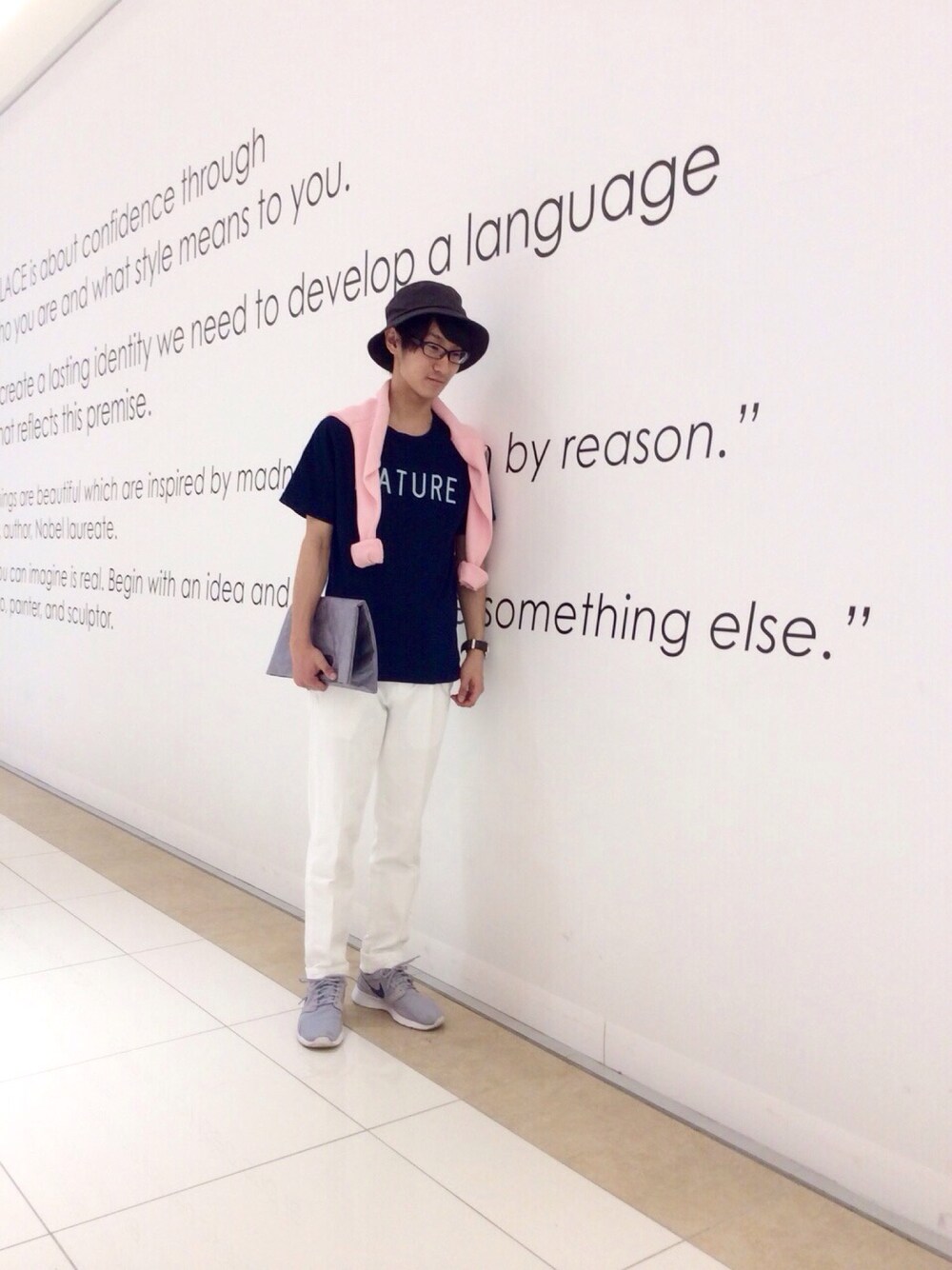 「肩がけ、SENSEOFPLACE、バケットハット、小さい」｜「SENSE OF PLACE by URBAN RESEARCHのインディゴ天竺抜染ロゴT（Tシャツ/カットソー、ブルー系）」を使った、Yoshi-kiさん（メンズ・174cm）の春コーディネートの1枚目の写真