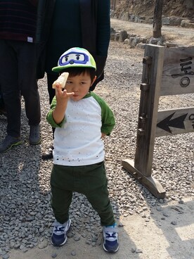 「햇츠온のアイテム（キャップ、グリーン系）」を使った、지후지후さん（キッズ・100cm）の春コーディネート