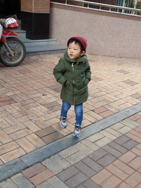 「나이키のアイテム（その他シューズ、グレー系）」を使った、지후지후さん（キッズ・100cm）の春コーディネート