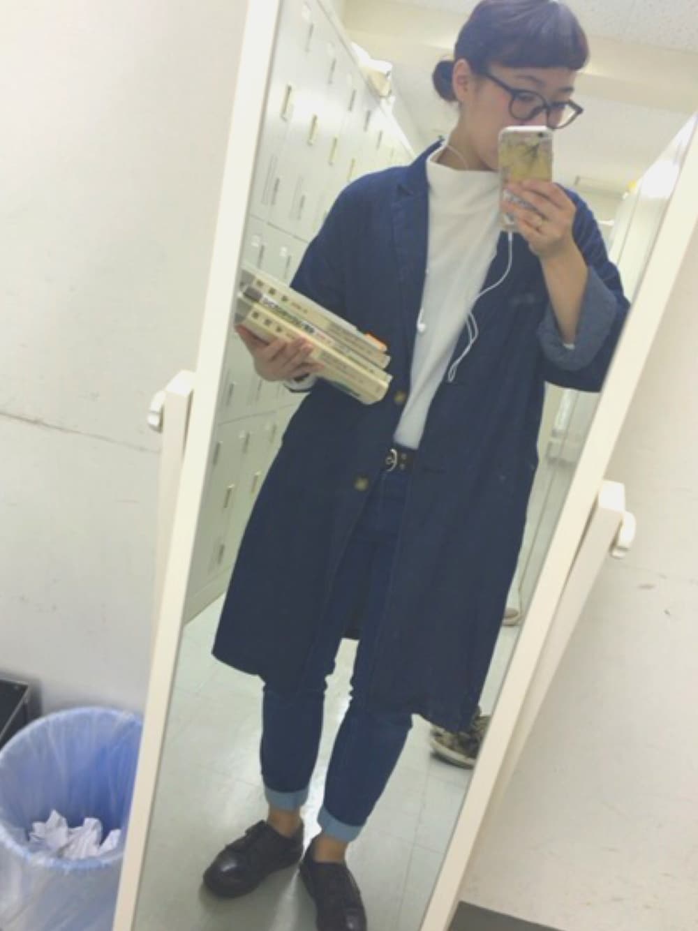 ホワイト系のTシャツ/カットソー、ブラウン系のその他シューズを着用したレディースの春コーディネートの1枚目の写真