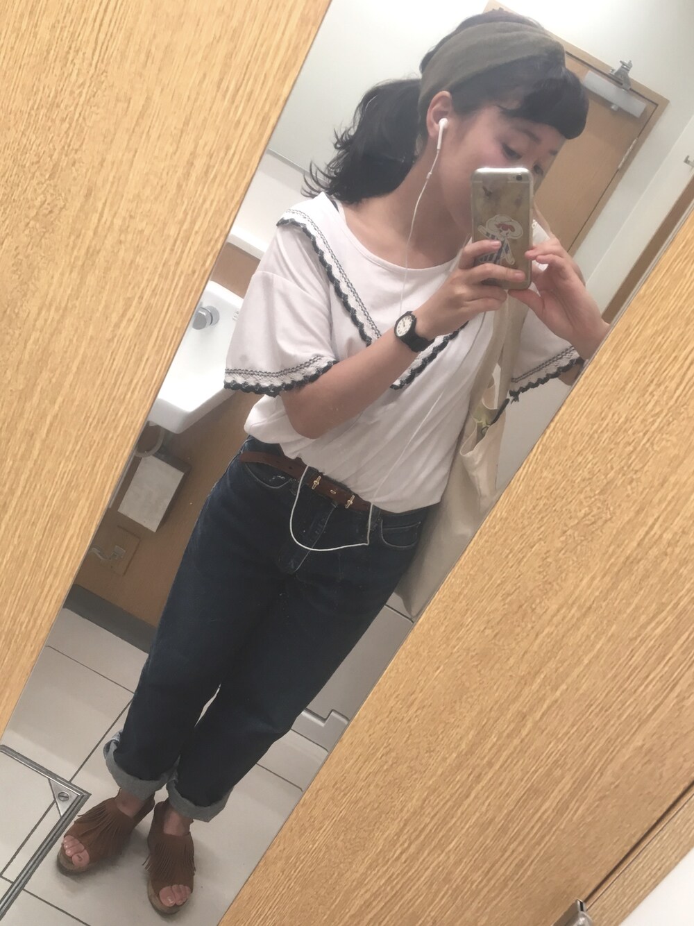 ホワイト系のTシャツ/カットソーを着用したレディースの秋コーディネートの1枚目の写真