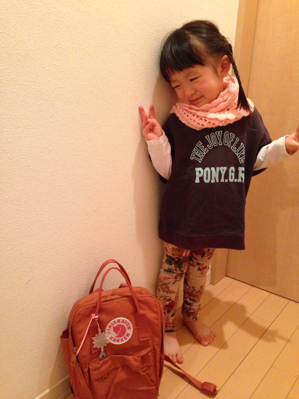 「みつあみ」｜「PONY GO ROUNDのアイテム（スウェット、ブルー系）」を使った、石・倫さん（キッズ・100cm）の冬コーディネートの1枚目の写真
