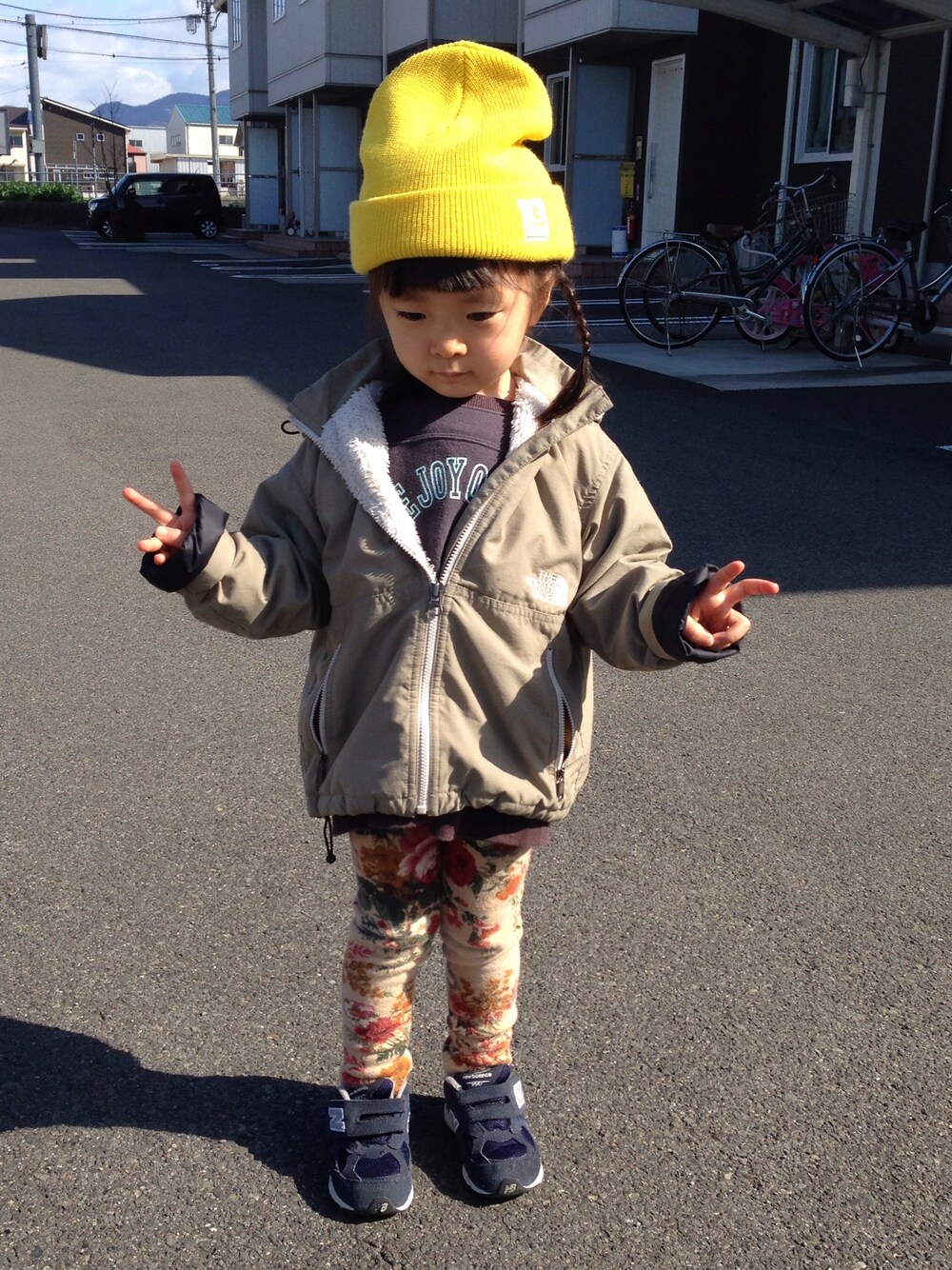 「THE NORTH FACEのアイテム（マウンテンパーカー、ベージュ系）」を使った、石・倫さん（キッズ・100cm）の冬コーディネートの1枚目の写真