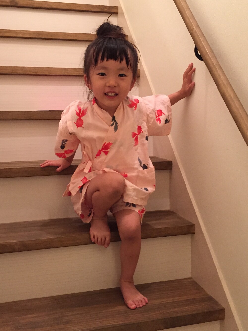 「甚平、金魚柄、3歳、ピンク」｜「呉服店のアイテム（浴衣、ピンク系）」を使った、石・倫さん（キッズ・100cm）の夏コーディネートの1枚目の写真