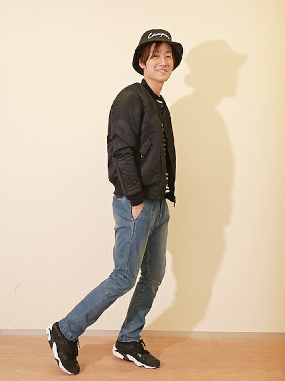 「スニーカー、ジーンズ、MA-1、Champion、PUMA、GRAMICCI、バケットハット、alpha、MA-1ブルゾン」｜「And Aの｜MA-1 RIDERS 14 (ALPHA×And A)【予約商品】（ミリタリージャケット、ブラック系）」を使った、Murasawaさん（メンズ・180cm）の秋コーディネートの1枚目の写真