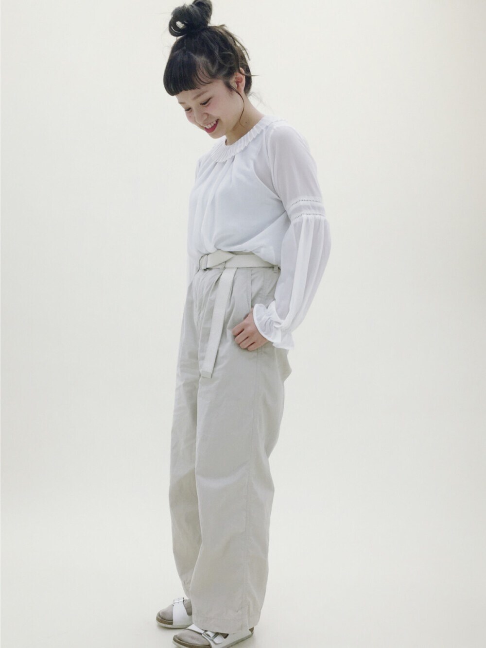 ベージュ系のその他パンツ、ホワイト系のシャツ/ブラウス、ホワイト系のサンダルを着用したレディースの春コーディネートの1枚目の写真