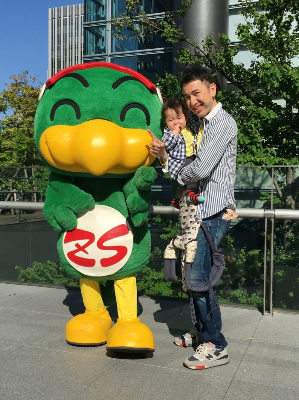グレー系のスニーカー、ブルー系のデニムパンツ、ホワイト系のシャツ/ブラウスを着用したメンズの春コーディネートの1枚目の写真