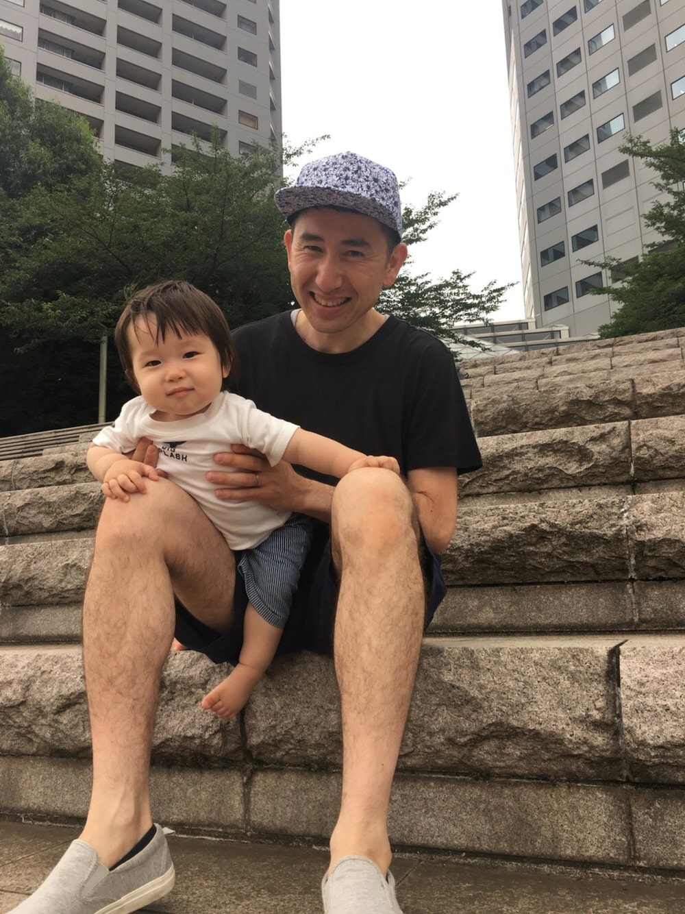 「夏コーデ、父の日、花柄キャップ、親子コーデ、息子、mybabyboy、ハーフパンツ、ドラフトGAP」｜「GAPのアイテム（モカシン/デッキシューズ、グレー系）」を使った、EishinAbAさん（メンズ・174cm）の夏コーディネートの1枚目の写真