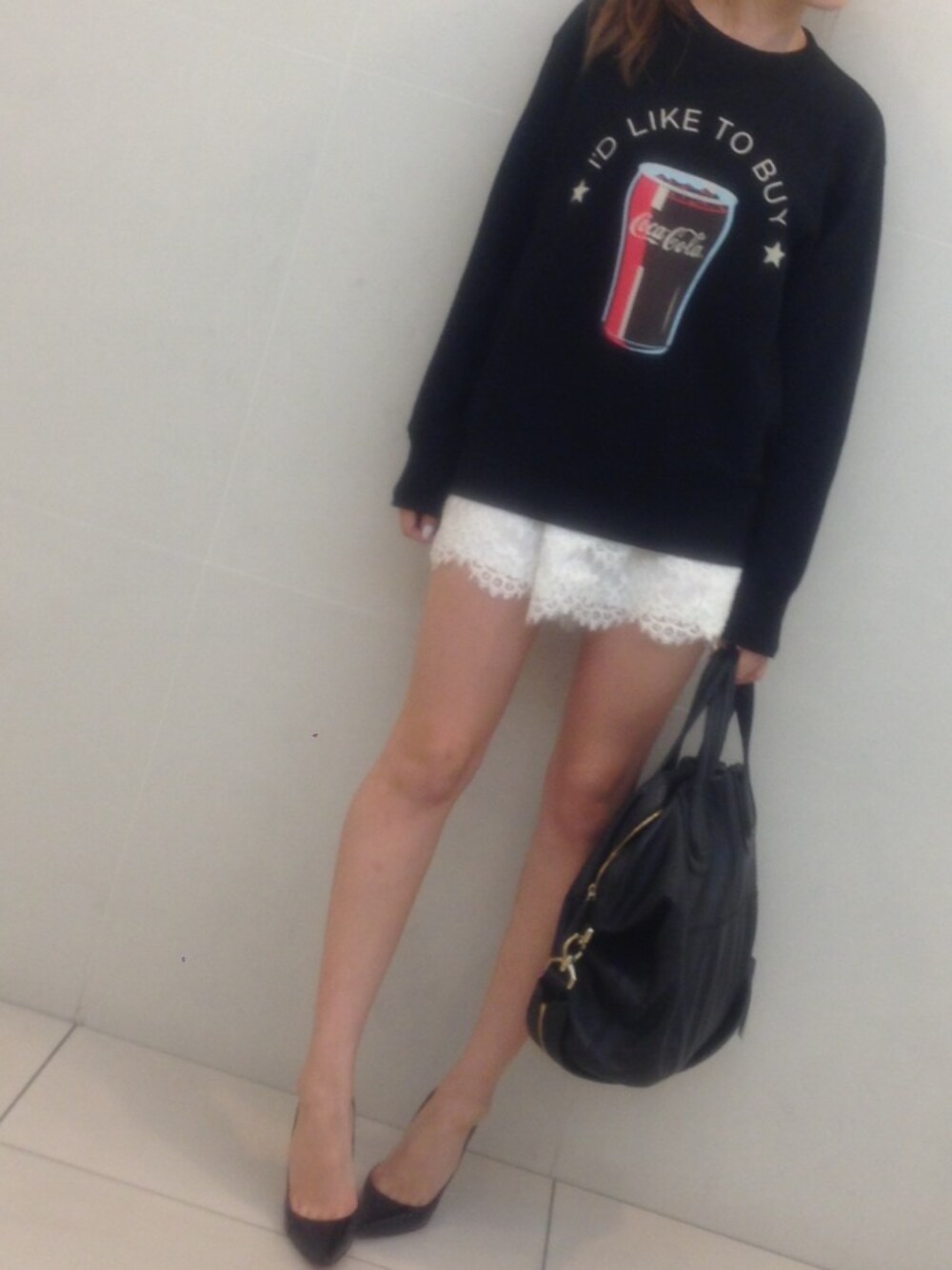 「UNIQLO、GIVENCHY、Christian Louboutin」｜「GIVENCHYの nightingale（トートバッグ、ブラック系）」を使った、SAYUさん（レディース・154cm）の春コーディネートの1枚目の写真