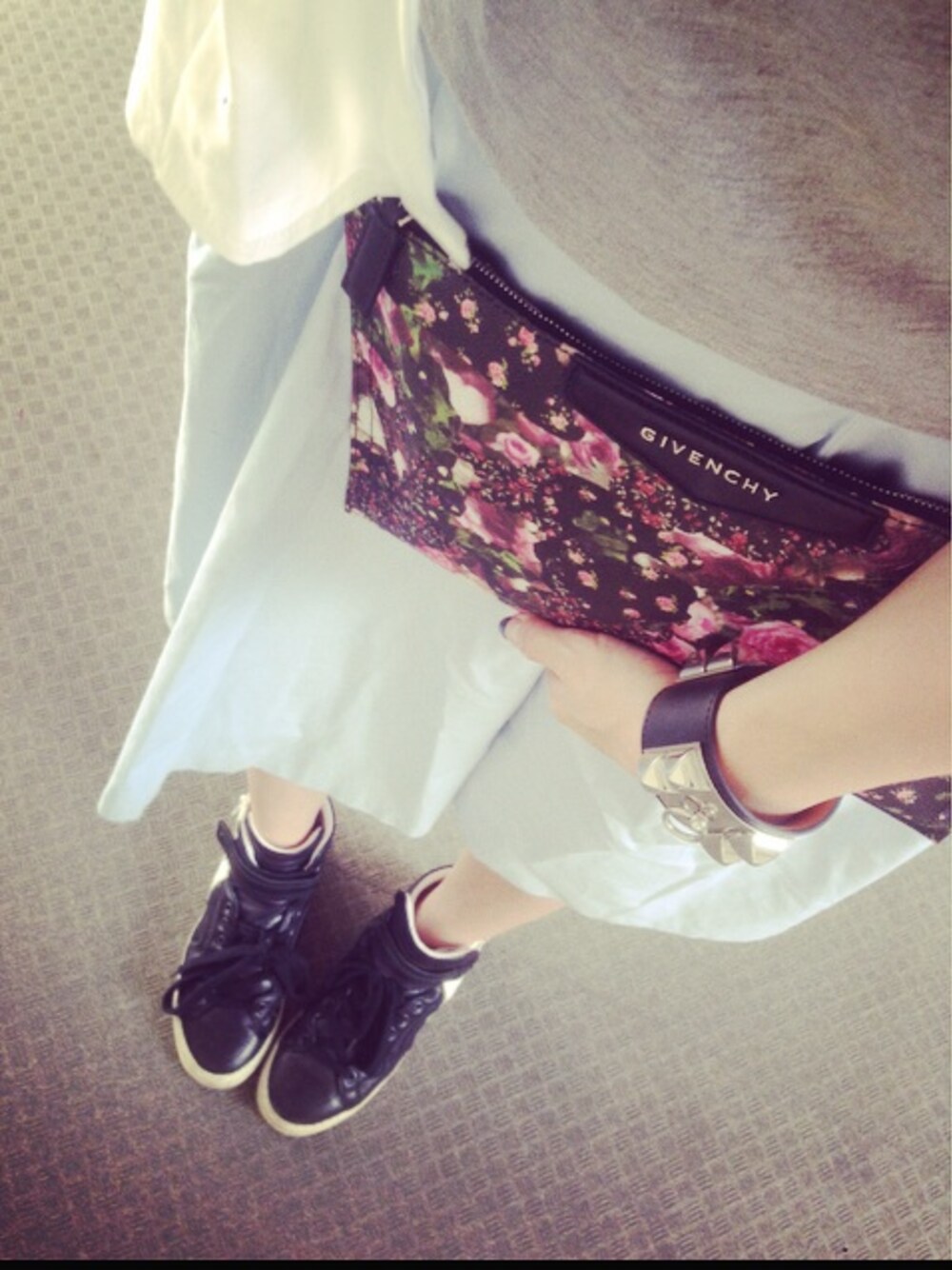 「GIVENCHY、HERMES」｜「HERMESの COLLIER DE CHIEN （バングル/リストバンド、ブラック系）」を使った、SAYUさん（レディース・154cm）の春コーディネートの1枚目の写真