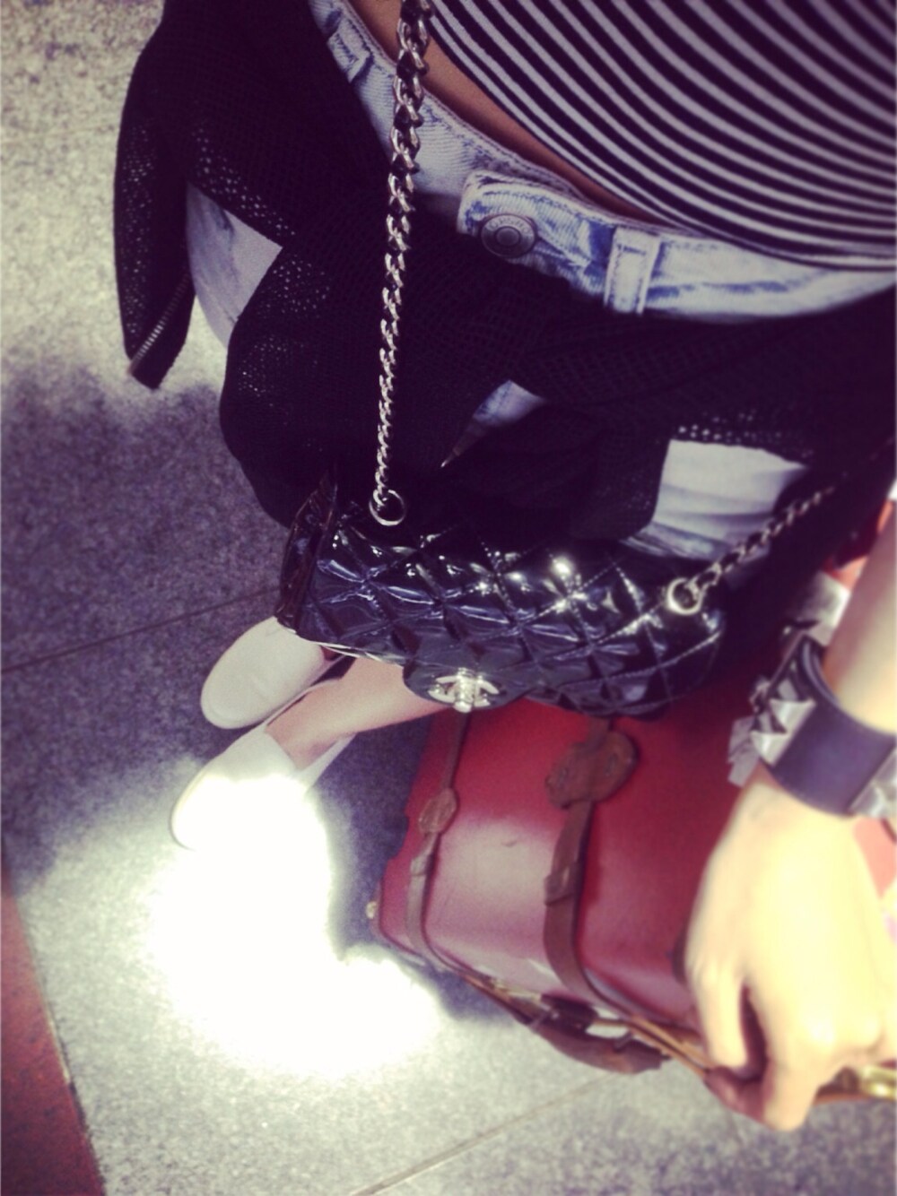 「chanel、HERMES」｜「HERMESの COLLIER DE CHIEN （バングル/リストバンド、ブラック系）」を使った、SAYUさん（レディース・154cm）の春コーディネートの1枚目の写真